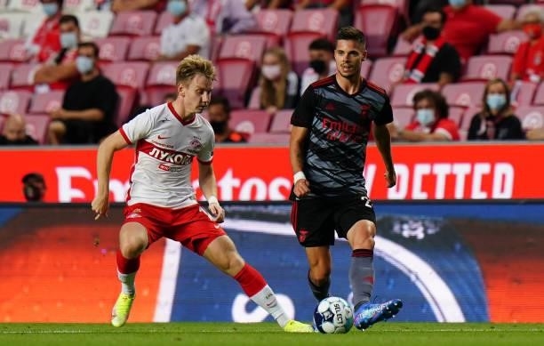 Julian Weigl of SL Benfica with Nail Umyarov of Spartak Moskva in action during the UEFA Champions League : Third Qualifying Round Leg Two match...