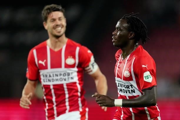 Bruma of PSV celebrates 0-1 with Marco van Ginkel of PSV during the UEFA Champions League match between FC Midtjylland v PSV at the Arena Herning on...
