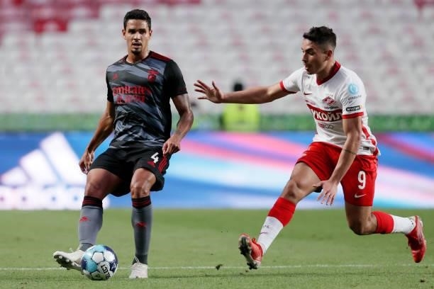 Lucas Verissimo of SL Benfica, Ezequiel Ponce of FC Spartak Moskva during the UEFA Champions League match between Benfica v Spartak Moscow at the...