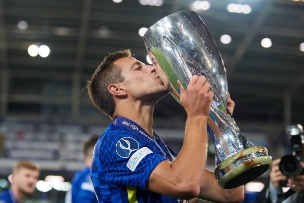 Cesar Azpilicueta of Chelsea kiss the trophy after winning with his team the UEFA Super Cup Final match between Chelsea CF and Villarreal CF at...
