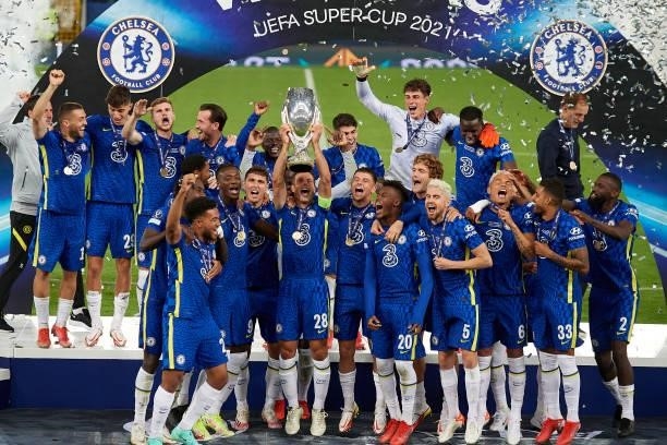 Chelsea players lift the trophy after winning with his team the UEFA Super Cup Final match between Chelsea CF and Villarreal CF at Windsor Park on...