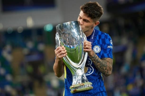 Christian Pulisic of Chelsea kiss the trophy after winning with his team the during the UEFA Super Cup Final match between Chelsea CF and Villarreal...