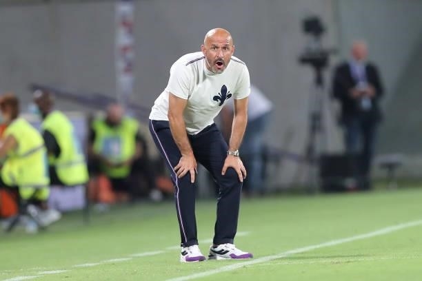 Vincenzo Italiano manager of AFC Fiorentina gestures during the Coppa Italia match between ACF Fiorentina and Cosenza at Artemio Franchi on August...
