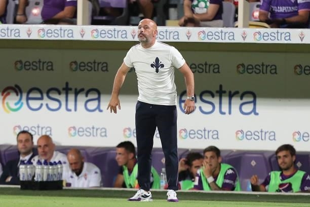 Vincenzo Italiano manager of AFC Fiorentina gestures during the Coppa Italia match between ACF Fiorentina and Cosenza at Artemio Franchi on August...