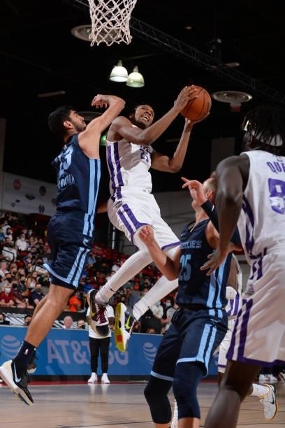 Louis King of the Sacramento Kings drives to the basket against the Memphis Grizzlies during the 2021 Las Vegas Summer League on August 13, 2021 at...