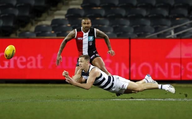 Joel Selwood of the Cats handpasses the ball during the 2021 AFL Round 22 match between the Geelong Cats and the St Kilda Saints at GMHBA Stadium on...