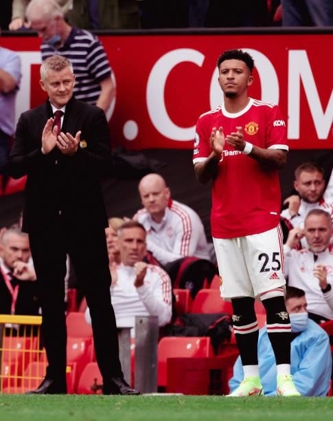 Jason Sancho of Manchester United prepares to come on as a substitute watched by Manchester United Head Coach / Manager Ole Gunnar Solskjaer during...