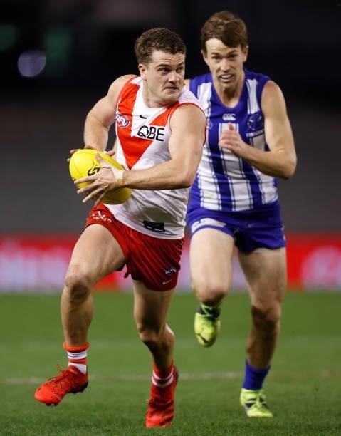 Tom Papley of the Swans in action during the 2021 AFL Round 22 match between the North Melbourne Kangaroos and the Sydney Swans at Marvel Stadium on...