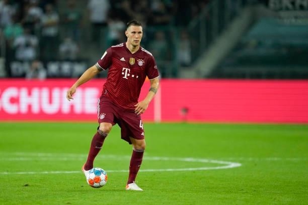 Niklas Suele of Bayern Muenchen controls the ball during the Bundesliga match between Borussia Moenchengladbach and FC Bayern Muenchen at...