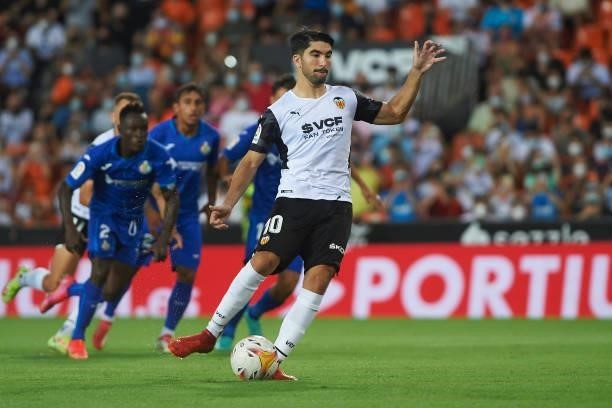 Carlos Soler of FC Valencia controls the ball during the La Liga Santader match between Valencia CF and Getafe CF at Estadio Mestalla on August 13,...