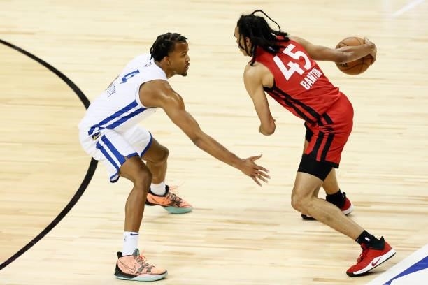 Moses Moody of the Golden State Warriors plays defense on Dalano Banton of the Toronto Raptors during the 2021 Las Vegas Summer League on August 11,...