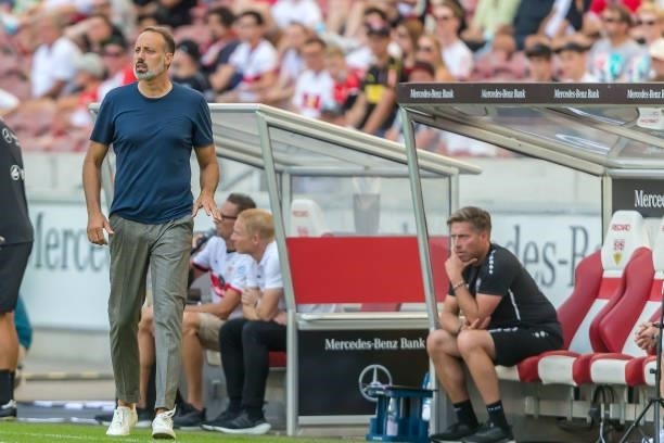 Head coach Pellegrino Matarazzo of VfB Stuttgart Looks on during the Bundesliga match between VfB Stuttgart and SpVgg Greuther Fuerth at...