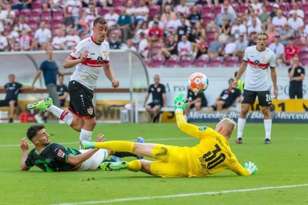 Maximilian Bauer of SpVgg Greuther Fuerth, Philipp Foerster of VfB Stuttgart and goalkeeper Sascha Burchert of SpVgg Greuther Fuerth battle for the...