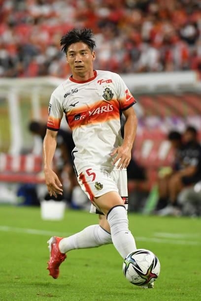 Kazuki Nagasawa of Nagoya Grampus keeps the ball during the J.League Meiji Yasuda J1 match between Nagoya Grampus and Shonan Bellmare at the Toyota...