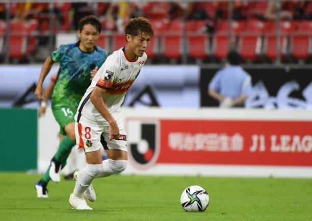 Yoichiro Kakitani of Nagoya Grampus dribbles the ball during the J.League Meiji Yasuda J1 match between Nagoya Grampus and Shonan Bellmare at the...
