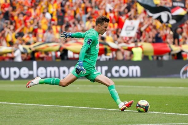 Etienne Green of AS Saint-Etienne shoots the ball during the Ligue 1 Uber Eats match between Lens and Saint Etienne at Stade Bollaert-Delelis on...