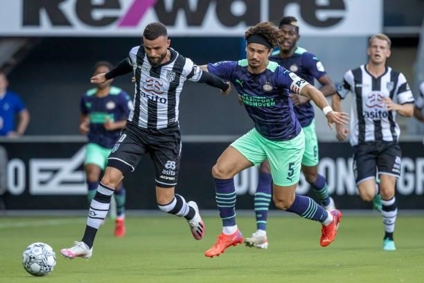 Rai Vloet of Heracles Almelo and Andre Ramalho of PSV Eindhoven Battle for the ball during the Dutch Eredivisie match between Heracles Almelo and PSV...
