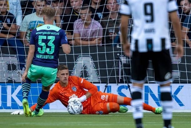 Koen Bucker of Heracles Almelo Controls the ball during the Dutch Eredivisie match between Heracles Almelo and PSV Eindhoven at Erve Asito on August...