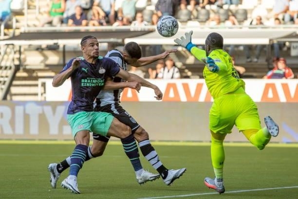 Sinan Bakis of Heracles Almelo Battle for the ball during the Dutch Eredivisie match between Heracles Almelo and PSV Eindhoven at Erve Asito on...