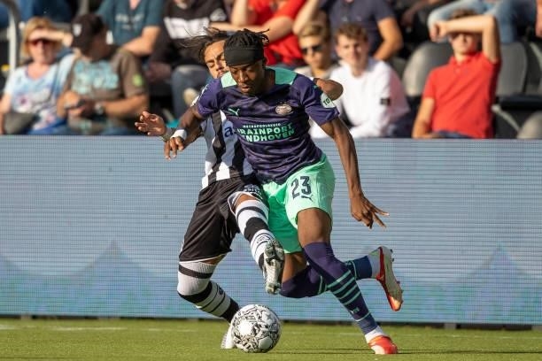 Giacomo Quagliata of Heracles Almelo and Noni Madueke of PSV Eindhoven Battle for the ball during the Dutch Eredivisie match between Heracles Almelo...