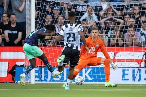 Koen Bucker of Heracles Almelo and Armindo Tue NaBangna Bruma of PSV Eindhoven scores his team's first goal during the Dutch Eredivisie match between...
