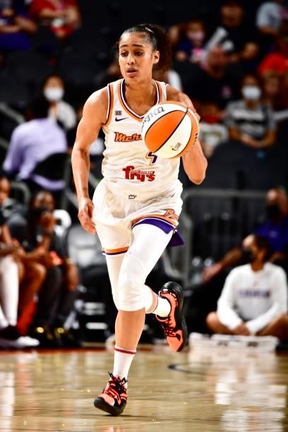 Skylar Diggins-Smith of the Phoenix Mercury dribbles the ball during the game against the Atlanta Dream on August 15, 2021 at Footprint Center in...