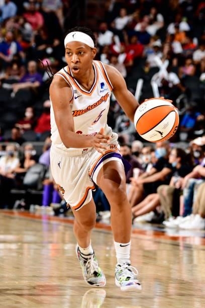 Shey Peddy of the Phoenix Mercury dribbles the ball during the game against the Atlanta Dream on August 15, 2021 at Footprint Center in Phoenix,...