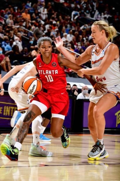Courtney Williams of the Atlanta Dream drives to the basket during the game against the Phoenix Mercury on August 15, 2021 at Footprint Center in...
