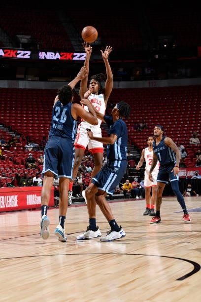 Ayo Dosunmu of the Chicago Bulls shoots the ball during the game against the Memphis Grizzlies during the 2021 Las Vegas Summer League on August 15,...