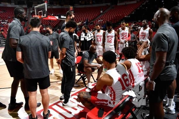 The Chicago Bulls huddle up during a timeout during the game against the Memphis Grizzlies during the 2021 Las Vegas Summer League on August 15, 2021...