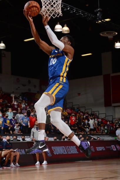 Jonathan Kuminga of the Golden State Warriors drives to the basket against the New Orleans Pelicans during the 2021 Las Vegas Summer League on August...