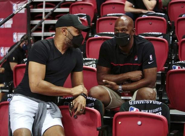 Head Coach Derek Fisher of the Los Angeles Sparks talks to Head Coach Chauncey Billups of the Portland Trail Blazers during the 2021 Las Vegas Summer...