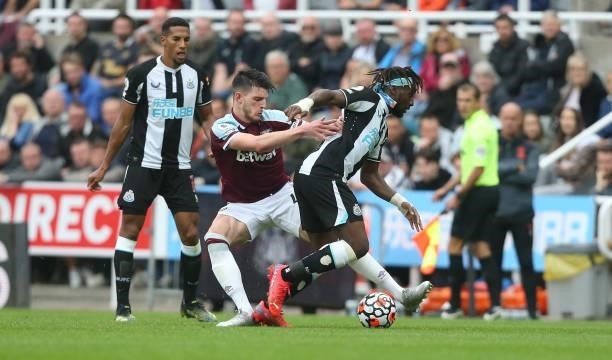 West Ham United's Declan Rice and Newcastle United's Allan Saint-Maximin during the Premier League match between Newcastle United and West Ham United...
