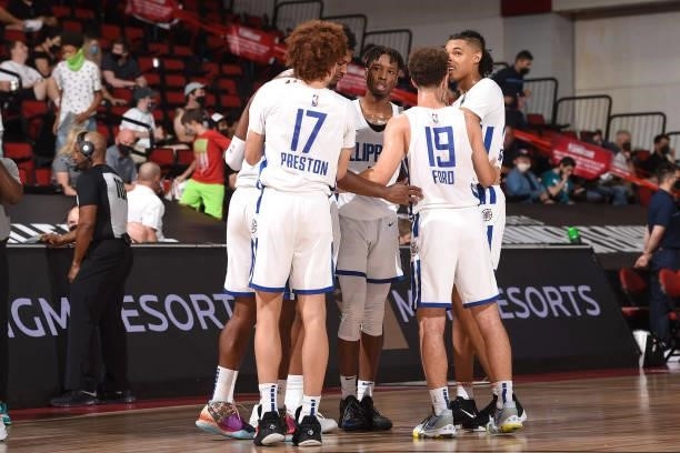 Clippers players huddle up during the game against the Memphis Grizzlies during the 2021 Las Vegas Summer League on August 16, 2021 at the Cox...