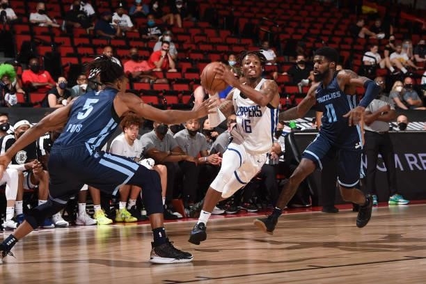 Kerwin Roach II of the LA Clippers drives to the basket during the game against the Memphis Grizzlies during the 2021 Las Vegas Summer League on...