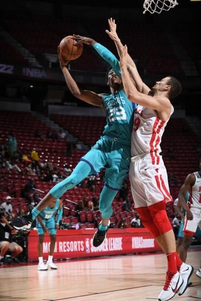 Kai Jones of the Charlotte Hornets drives to the basket against the Chicago Bulls during the 2021 Las Vegas Summer League on August 16, 2021 at the...