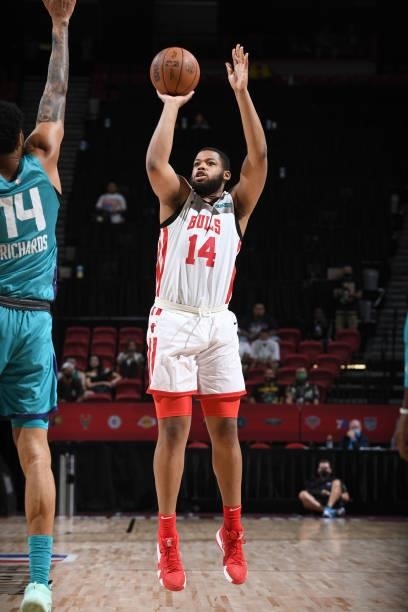 Omari Spellman of the Chicago Bulls shoots the ball against the Charlotte Hornets during the 2021 Las Vegas Summer League on August 16, 2021 at the...