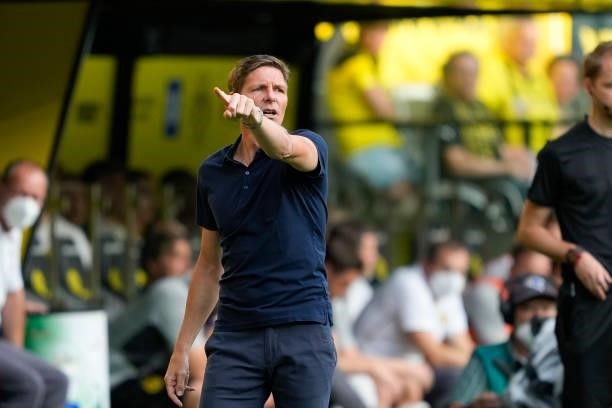 Head coach Oliver Glasner of Eintracht Frankfurt gestures during the Bundesliga match between Borussia Dortmund and Eintracht Frankfurt at Signal...