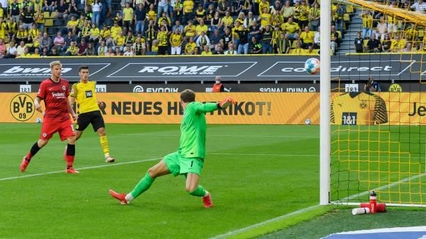 Thorgan Hazard of Borussia Dortmund scores his team's second goal during the Bundesliga match between Borussia Dortmund and Eintracht Frankfurt at...
