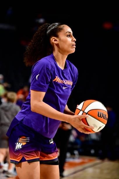 Skylar Diggins-Smith of the Phoenix Mercury warms up before the game against the Indiana Fever on August 17, 2021 at Footprint Center in Phoenix,...
