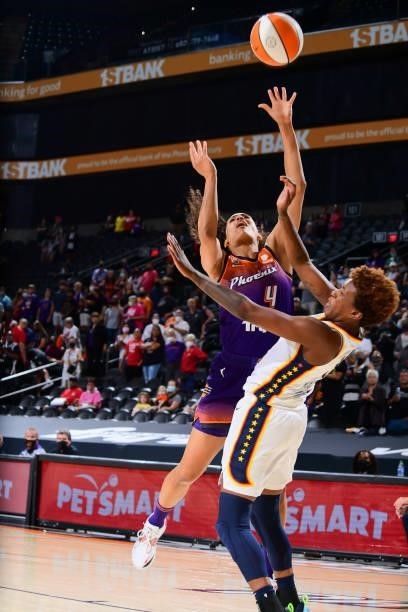 Skylar Diggins-Smith of the Phoenix Mercury drives to the basket during the game against the Indiana Fever on August 17, 2021 at Footprint Center in...