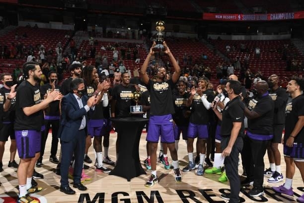 Louis King and the Sacramento Kings celebrate with the MGM Resorts 2021 Summer League Championship Most Valuable Player Trophy after winning the 2021...
