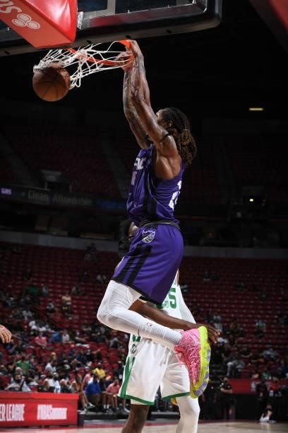 Emanuel Terry of the Sacramento Kings dunks the ball against the Boston Celtics during the 2021 Las Vegas Summer League Championship Game on August...