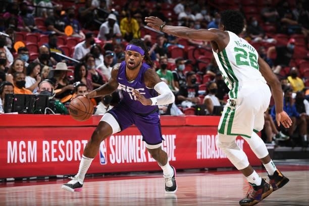 Ade Murkey of the Sacramento Kings drives to the basket against the Boston Celtics during the 2021 Las Vegas Summer League Championship Game on...