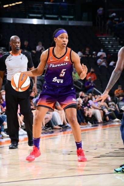 Shey Peddy of the Phoenix Mercury handles the ball during the game against the Indiana Fever on August 17, 2021 at Footprint Center in Phoenix,...