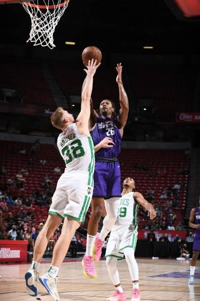 Emanuel Terry of the Sacramento Kings drives to the basket against the Boston Celtics during the 2021 Las Vegas Summer League Championship Game on...