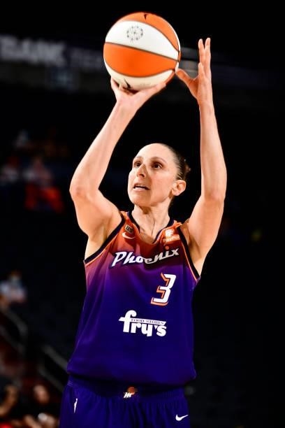 Diana Taurasi of the Phoenix Mercury shoots the ball during the game against the Indiana Fever on August 17, 2021 at Footprint Center in Phoenix,...