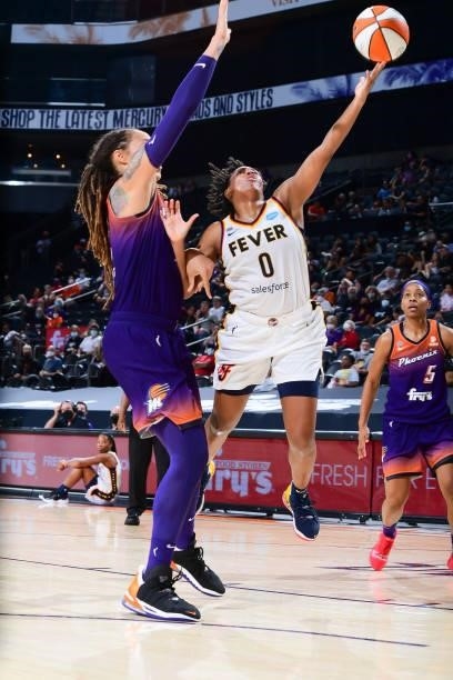 Kelsey Mitchell of the Indiana Fever drives to the basket during the game against the Phoenix Mercury on August 17, 2021 at Footprint Center in...