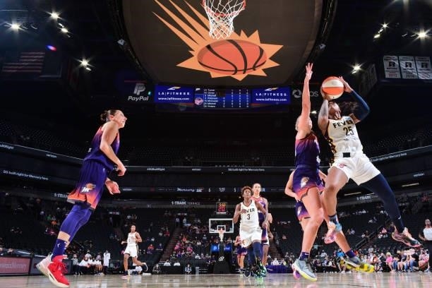 Tiffany Mitchell of the Indiana Fever drives to the basket during the game against the Phoenix Mercury on August 17, 2021 at Footprint Center in...