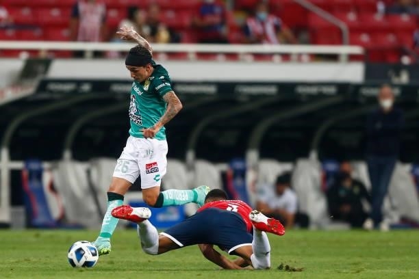 Gilberto Sepeulveda of Chivas fights for the ball with Omar Fernández of Leon during the 5th round match between Chivas and Leon as part of the...